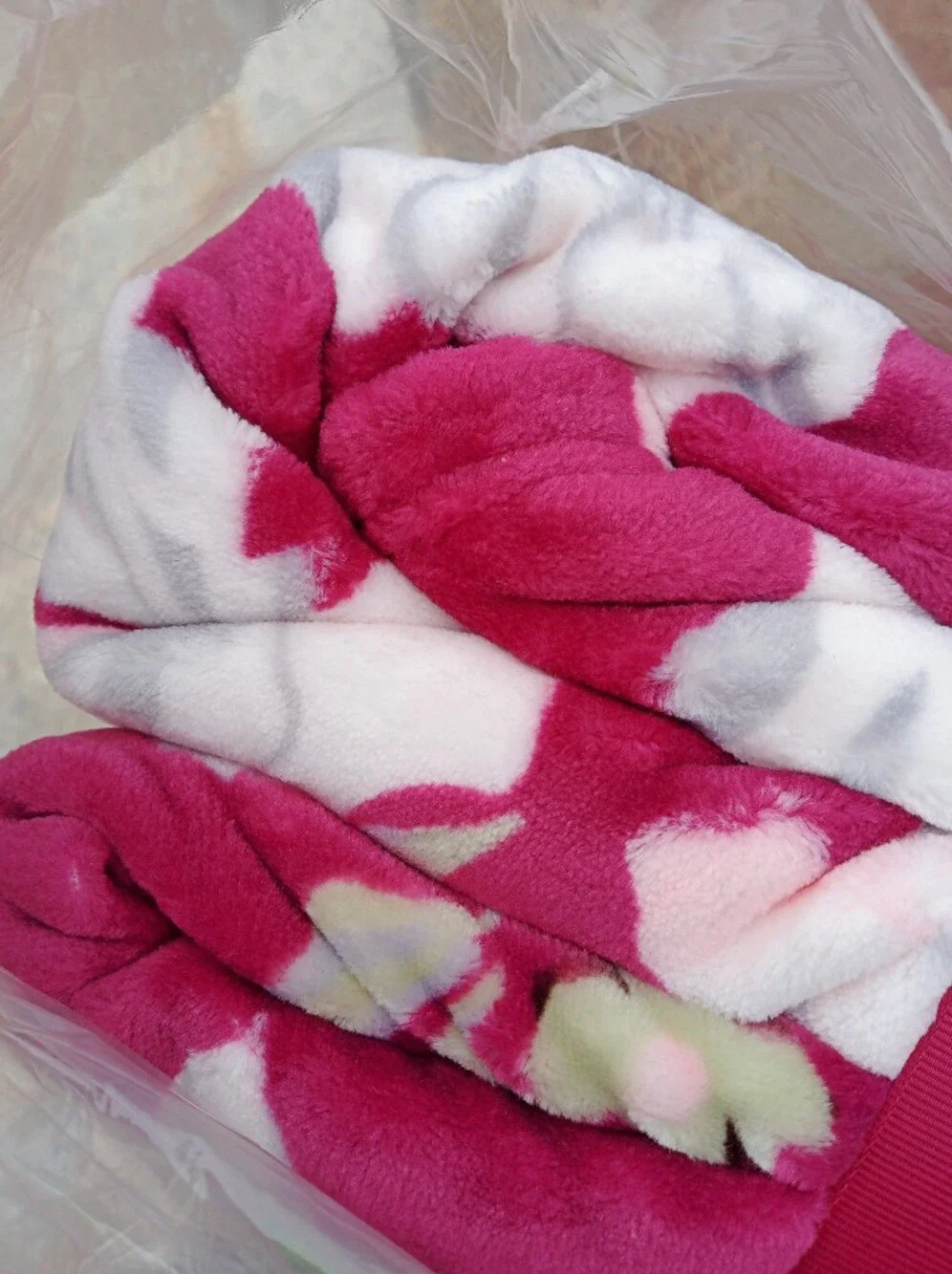 Flora Nikrooz Plush Throw with Foot Pocket NWT